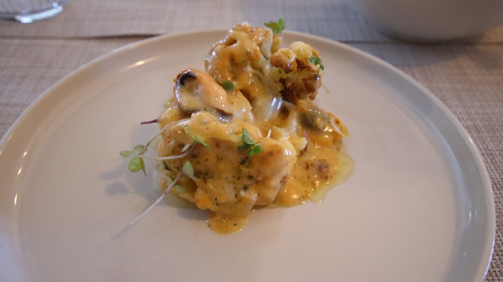 Coliflor con mejillón, curry de coco y kimchi