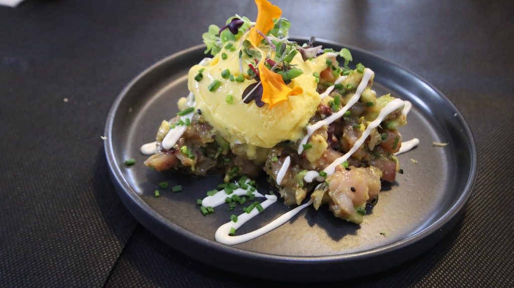 Tartar de bonito con helado de maracuyá
