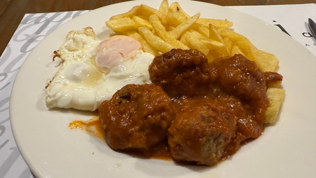 Plato combinado de albondigas