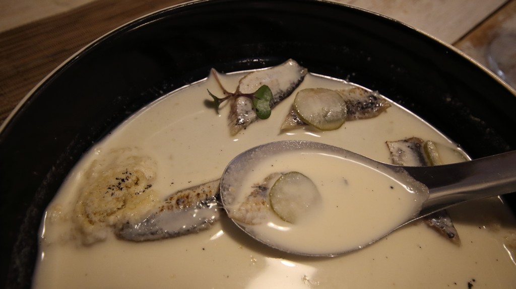 El Baruco de Anero ajoblanco malagueño, reinterpretado con leche de coco, almendra marcona, tierra de almendra, pepinillo encurtido y una sardina curada y ahumada en casa