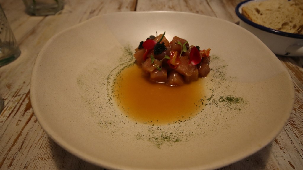 El Baruco de Anero bonito del Cantábrico curado en koji, acompañado de ponzu de tomate asado, huevas de pez volador y tomate cherry deshidratado