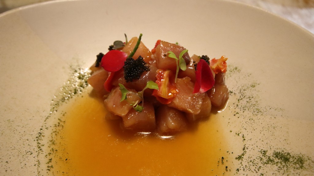 El Baruco de Anero bonito del Cantábrico curado en koji, acompañado de ponzu de tomate asado, huevas de pez volador y tomate cherry deshidratado