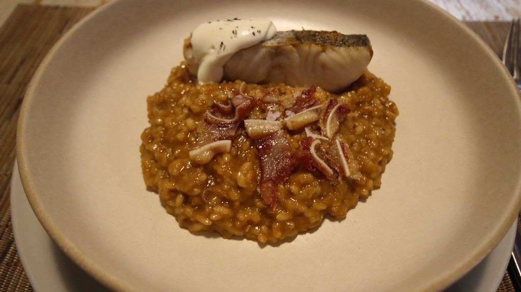 El Baruco de Anero arroz de guiso de oreja de cerdo, con merluza a la brasa, pil pil elaborado con las cabezas de la merluza y oreja planchada