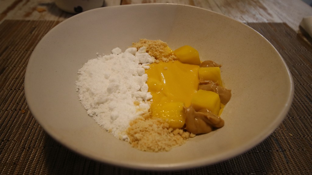 El Baruco de Anero crema de mango con tierra de cacahuete salado, polvo helado de coco y dados de mango fresco