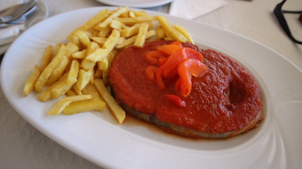 rodaja de bonito a la plancha acompañada de tomate natural