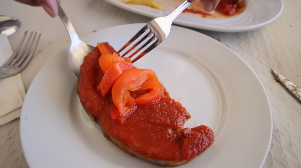 rodaja de bonito a la plancha acompañada de tomate natural