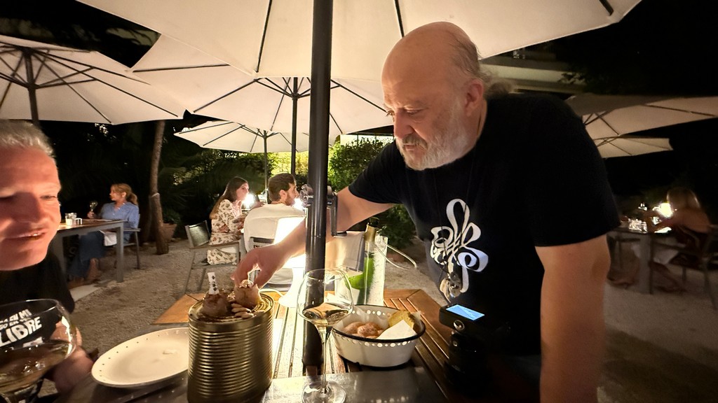 Sacha Medregal con corazón de atún y almendra tostada