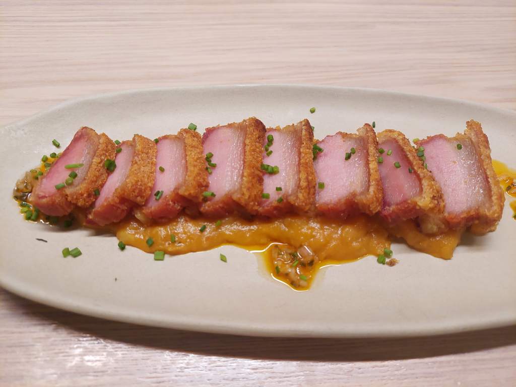 Torrezno con patatas “meneás”