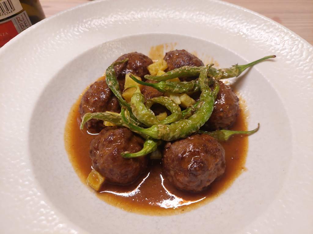 albóndigas de vaca con salsa ibérica y pimientos fritos