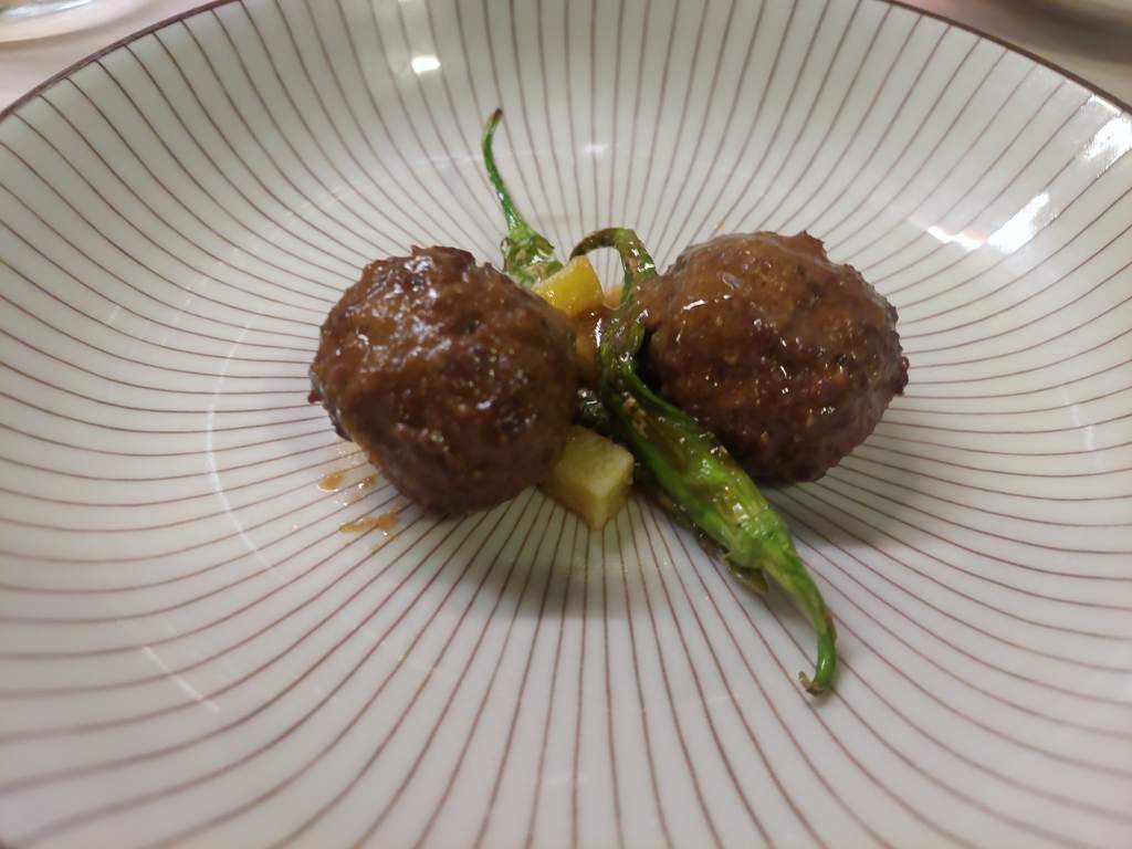 albóndigas de vaca con salsa ibérica y pimientos fritos