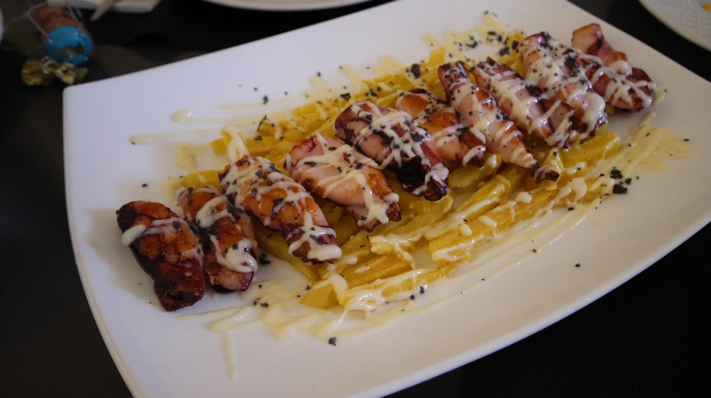 chipirones a la plancha con alioli y patatas fritas