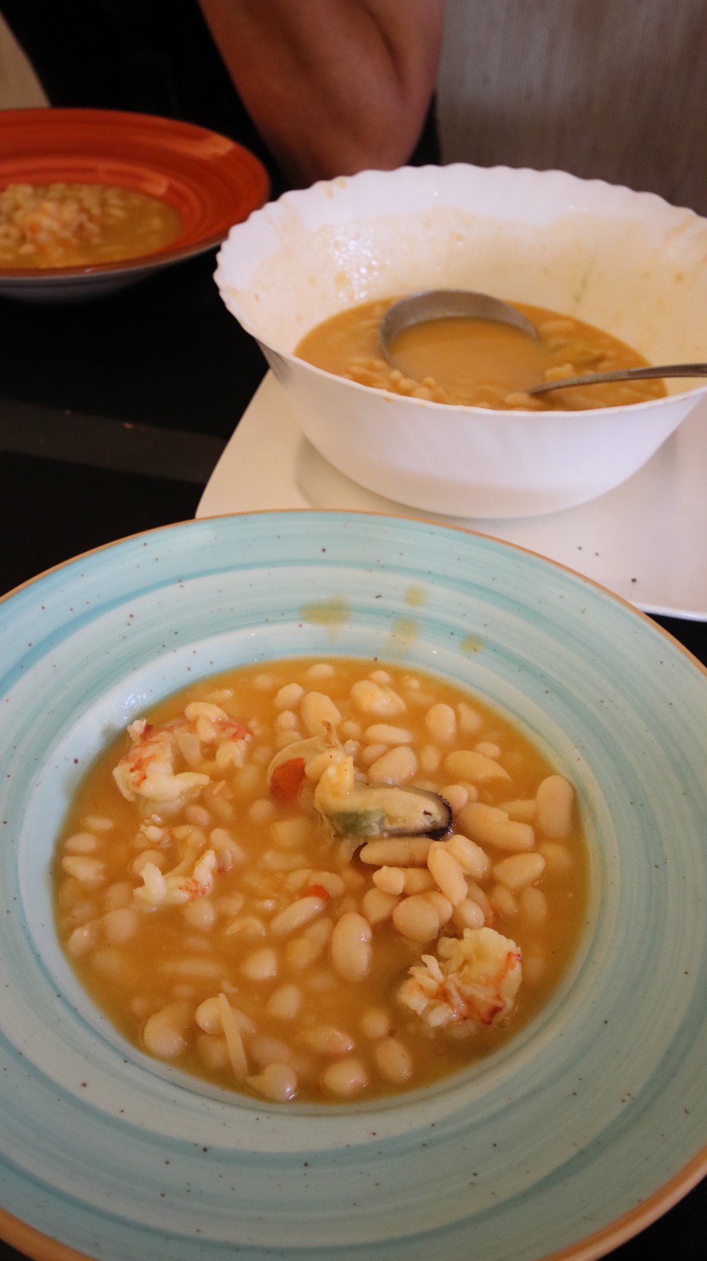alubias con gambón, mejillones y vieiras