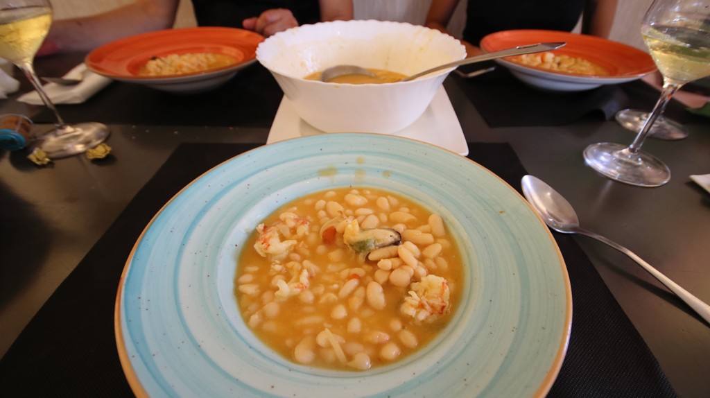 alubias con gambón, mejillones y vieiras