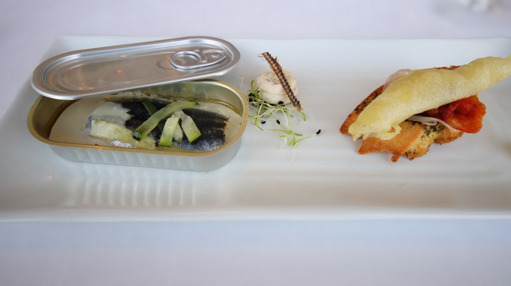 Tosta de bocarte en tempura, Papillote de lomos de bocarte, mantequilla de anchoa con espina crujiente