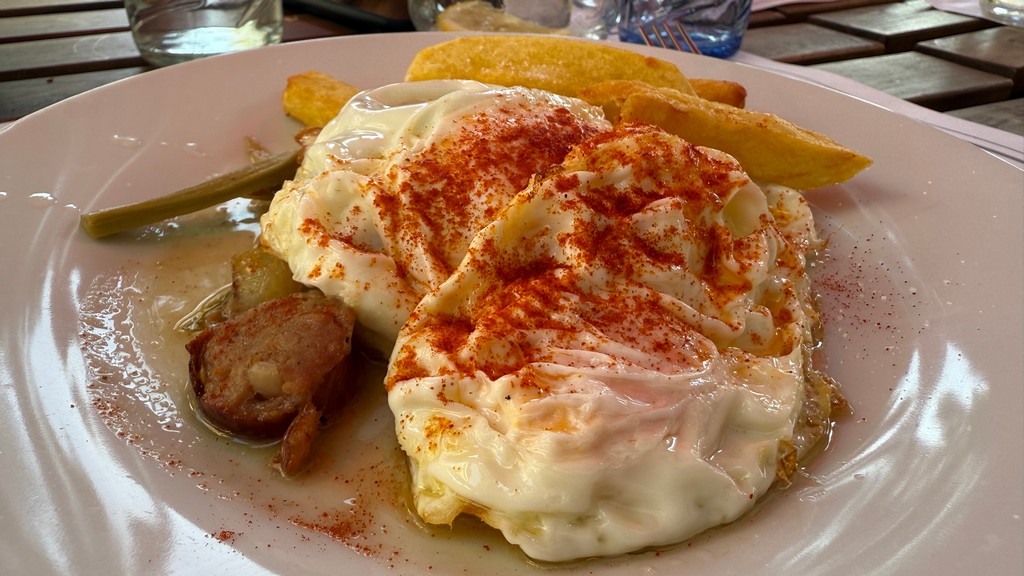 huevos con alcachofa y butifarra Latroupe