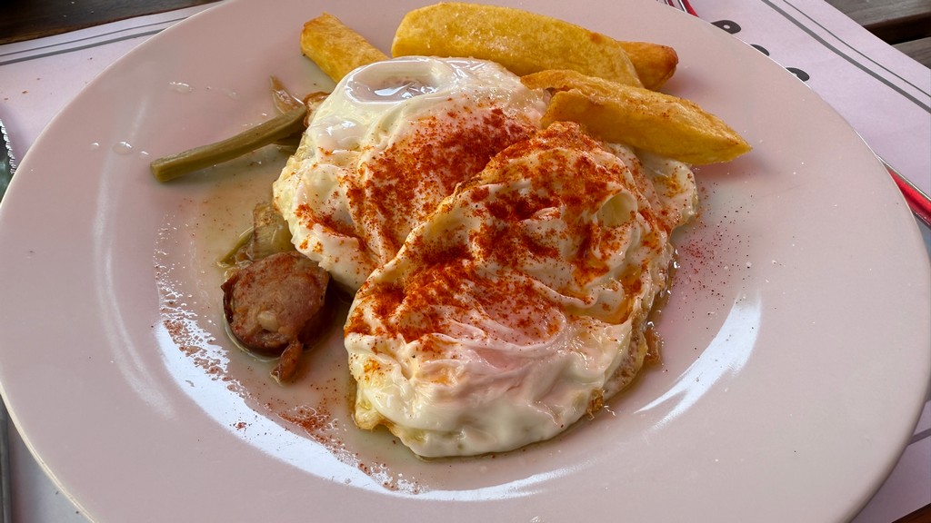 huevos con alcachofa y butifarra Latroupe