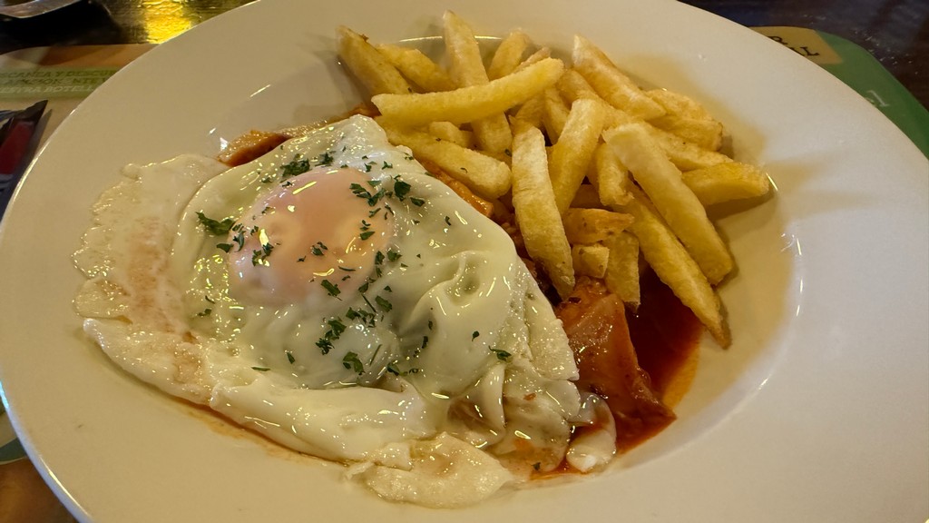 Navajeda Sport Tavern callos con huevo frito y patatas