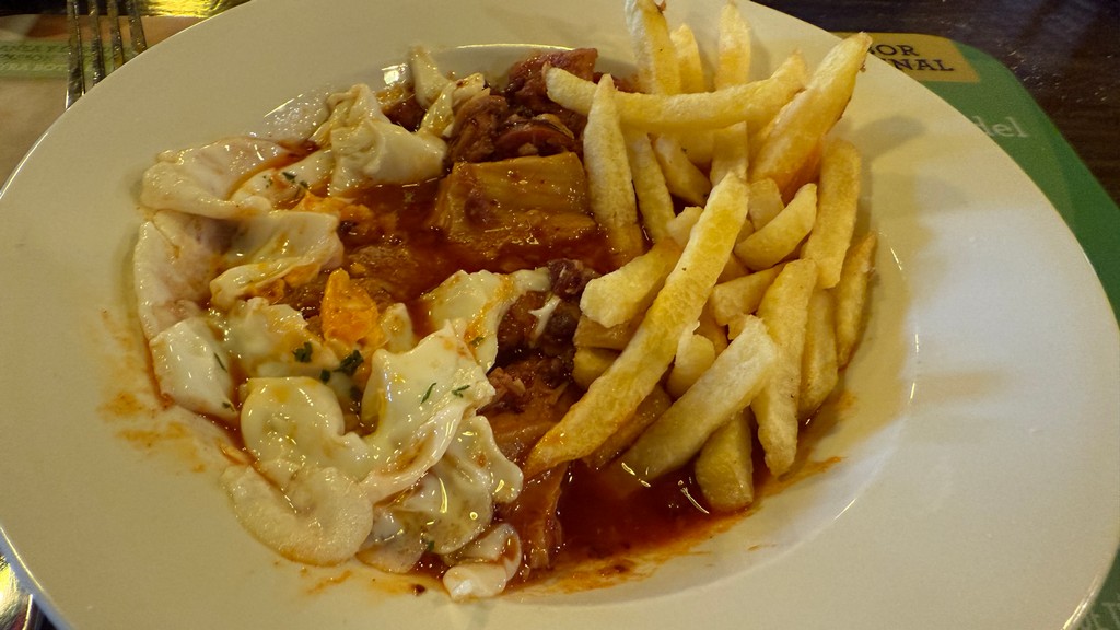 Callos con huevo frito y patatas