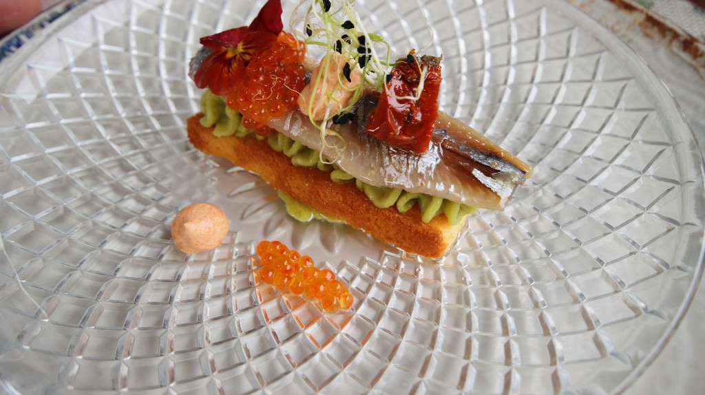 Tosta de sardina ahumada, sobao, tomate y aguacate