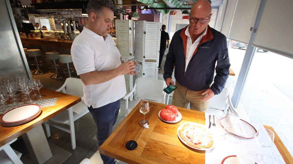 ensalada de tomate y cebolla roja