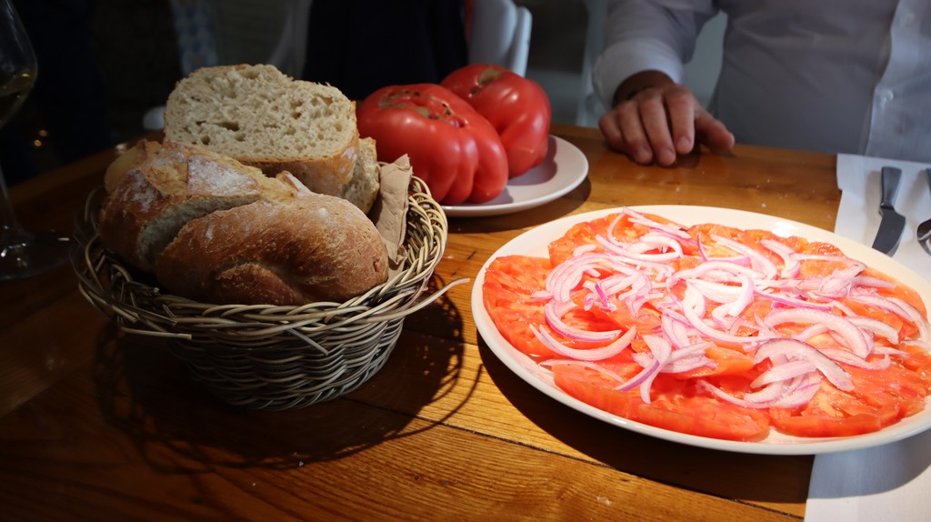 ensalada de tomate y cebolla roja