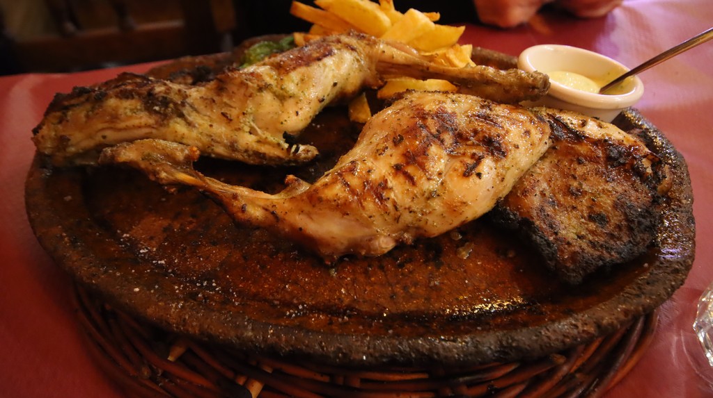 conejo a la brasa con alioli