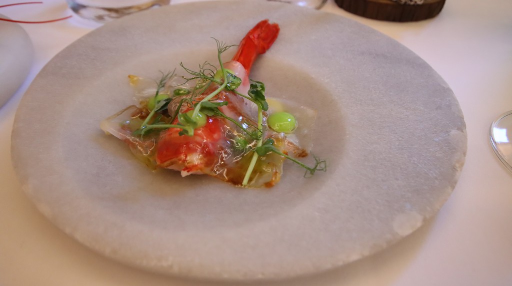 carabinero con crema de guisantes y velo de papada