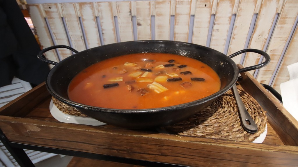 fabada y cochinillo en Hostel & Co