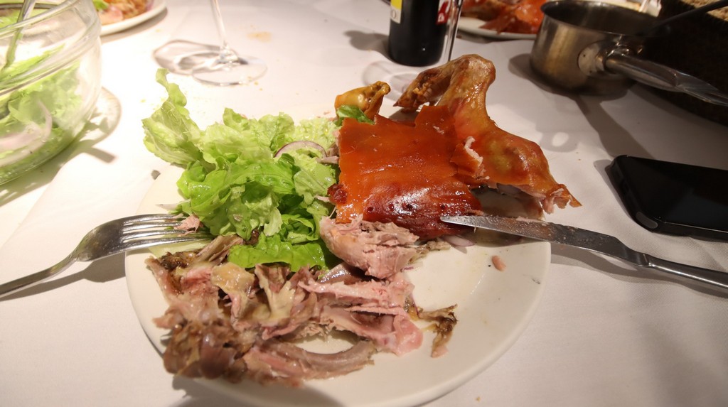 fabada y cochinillo en Hostel & Co