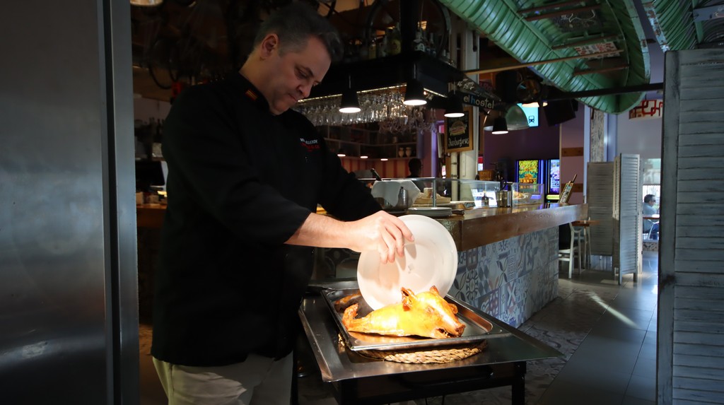 Cochinillo asado Hostel & Co