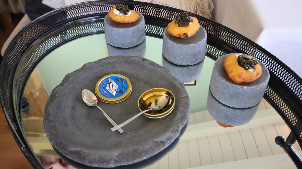 Torto de maíz con burrata y caviar Oscietre