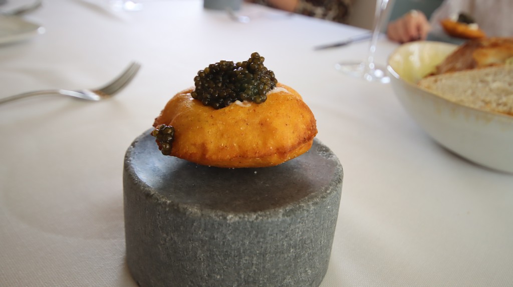 Torto de maíz con burrata y caviar Oscietre