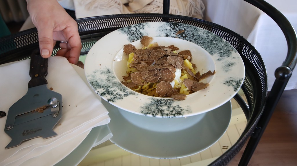 Tuber uncinatum con patata confitada, puerro, cebolla y huevo poché