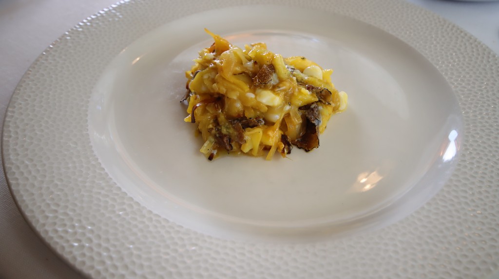 Tuber uncinatum con patata confitada, puerro, cebolla y huevo poché