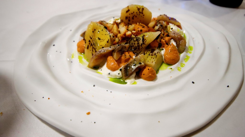 La Yerbita Puerros asados a la brasa con romescu de tomates secos, straciatella y sardina ahumada