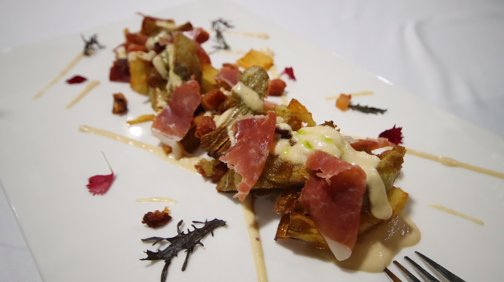 La Yerbita Alcachofas con jamón y papada ibérica, acompañadas de milhojas de patata
