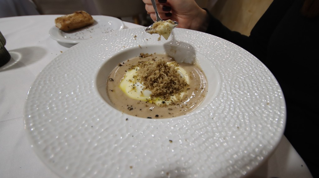 La Yerbita Huevo trufado con parmentier de patata y pil pil de hongos con trufa de temporada